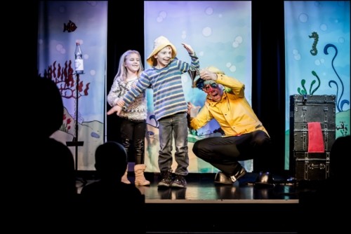 Zwei Kinder und Blub Blubber der Unterwassermann Zauberer Würzburg Kinderzauberer Marktheidenfeld Würzburg Bamberg Nürnberg Schweinfurt Clown