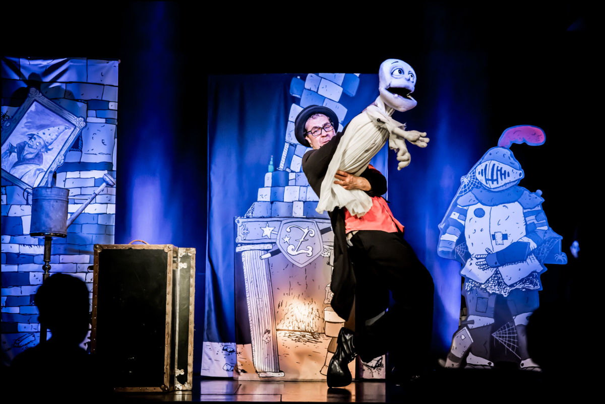 ZaPPaloTT & das Gepenst im Schloss der Großtante mit brennendem Kamin Zauberer Würzburg Kinderzauberer Marktheidenfeld Würzburg Bamberg Nürnberg Schweinfurt Clown